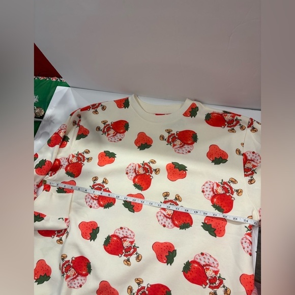 Strawberry Shortcake Women’s Crewneck Sweater NWOT Size M - Picture 7 of 9